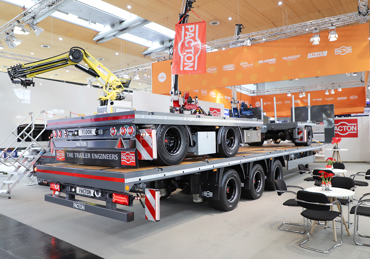 Pacton Trailers uit Ommen laat zowel binnen als buiten diverse transportoplossingen zien.