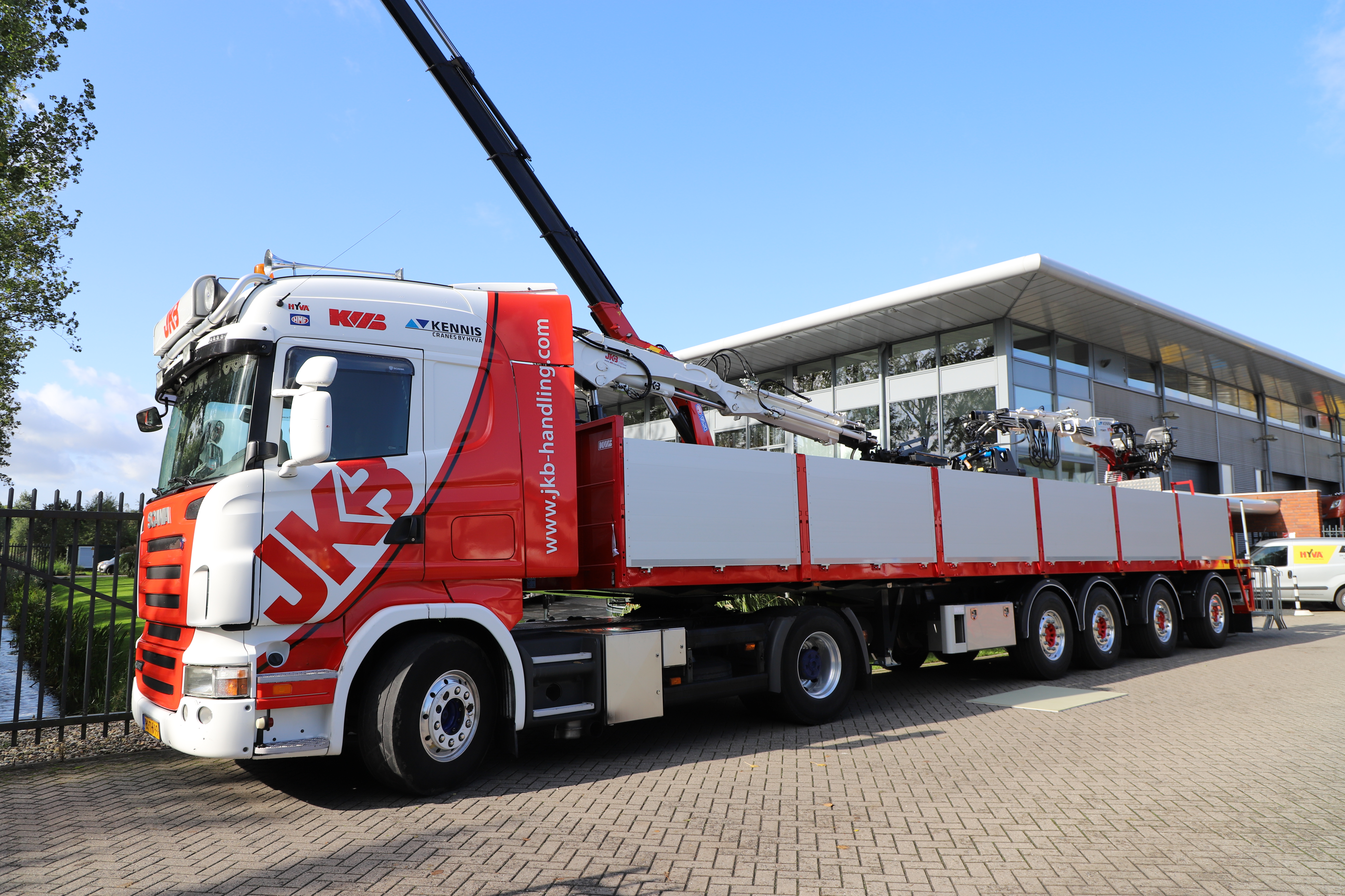 KENNIS trailer met daarop de nieuwste elektrische Hyva KENNIS e-Power kraan en de nieuwe generatie KENNIS 13RL lichtgewicht autolaadkraan.