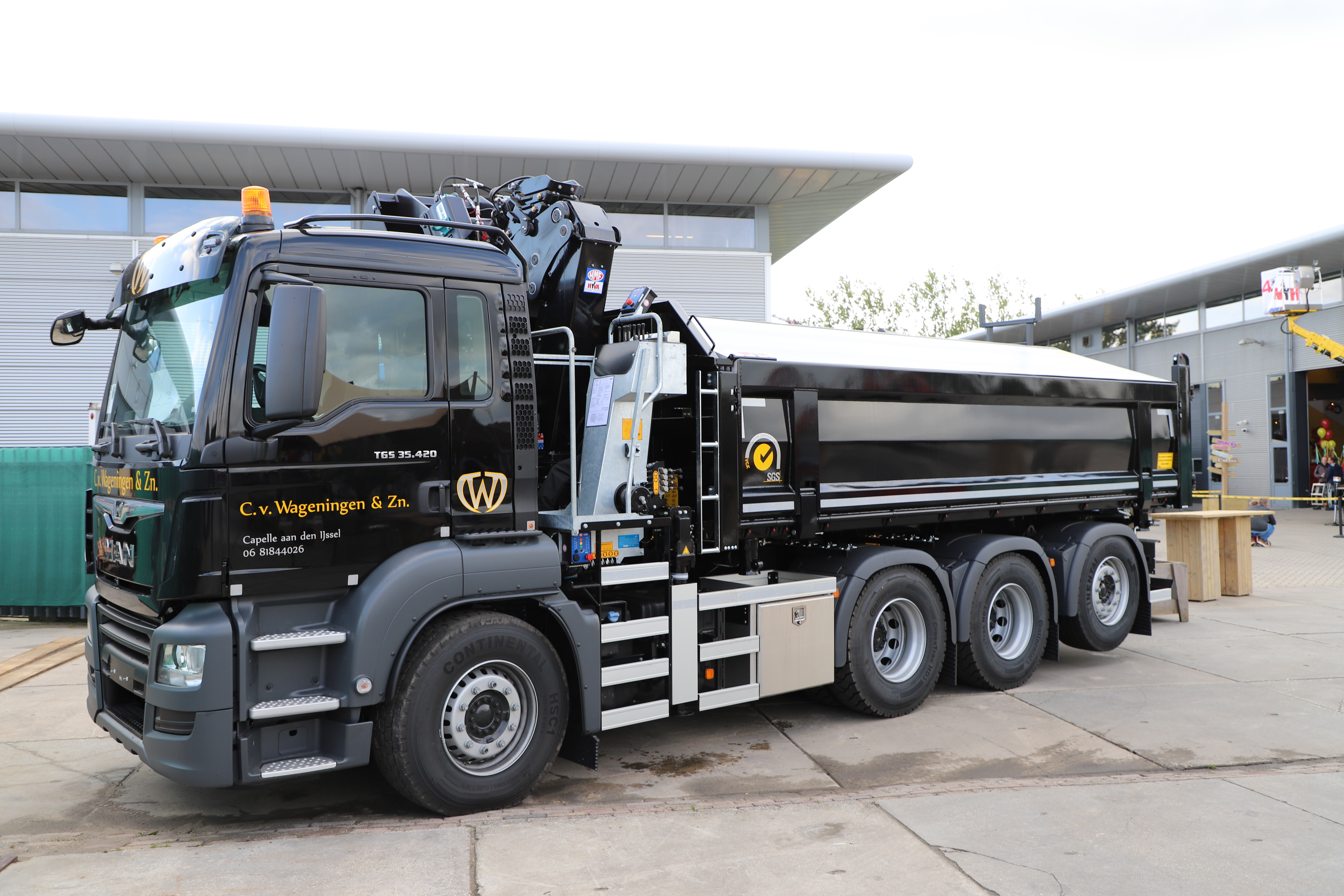 8x4 MAN truck met Hyva 2-zijden kipper en HMF kraan