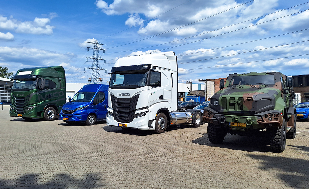 Uiteenlopende line-up met rechts het Iveco Defence Vehicles (IDV)