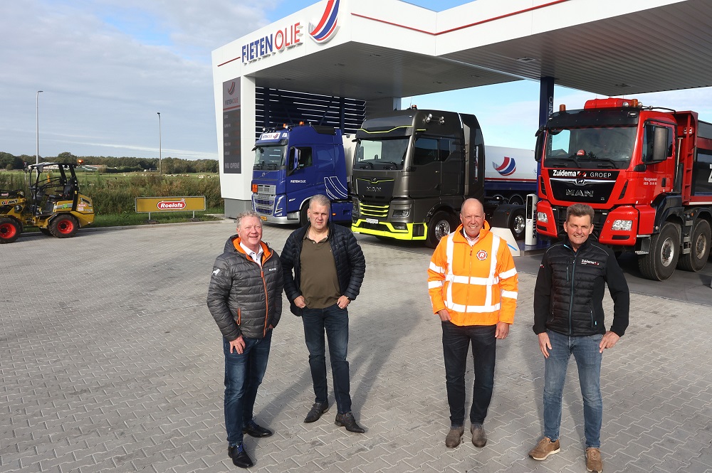 v.l.n.r.:  verkoopadviseur Reint Inkelaar van het Zwolse bedrijfswagencentrum Roordink met de directeuren Richard Fieten, Gerard Hoiting (Roelofs) en Bert Zuidema bij het tankstation van Fieten Olie in Steenwijk. Credits: Piet Bosma